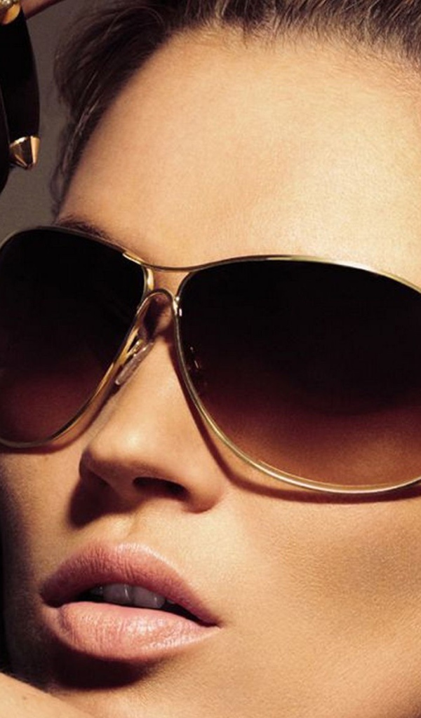 Модель в гламурных очках