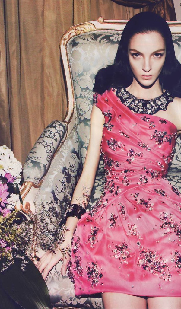 Модель в розовом платье, рекламное фото