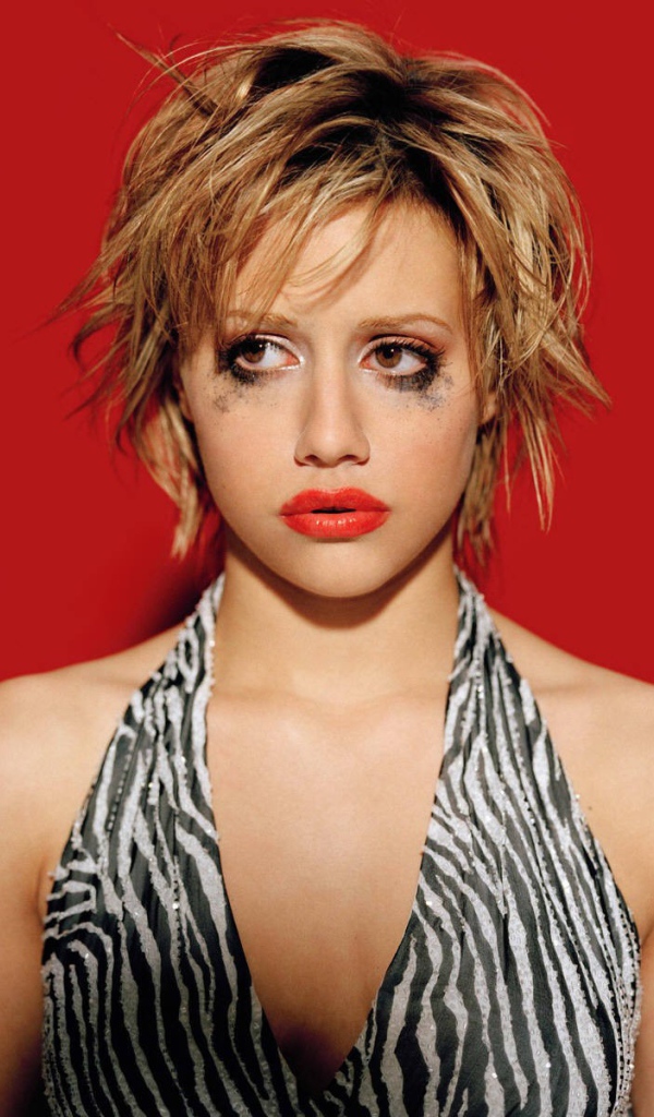 Обиженная девушка плачет