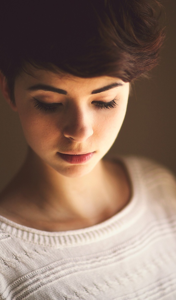 Брюнетка у окна