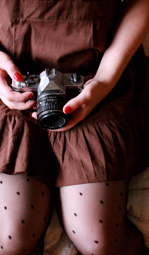 Девушка в коричневом платье