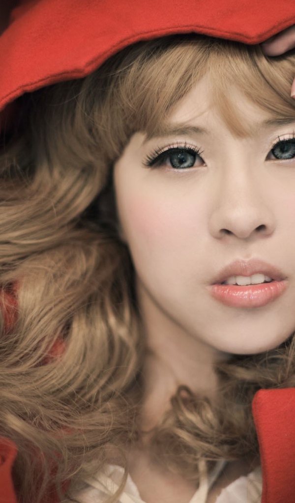 Девушка в красном пальто