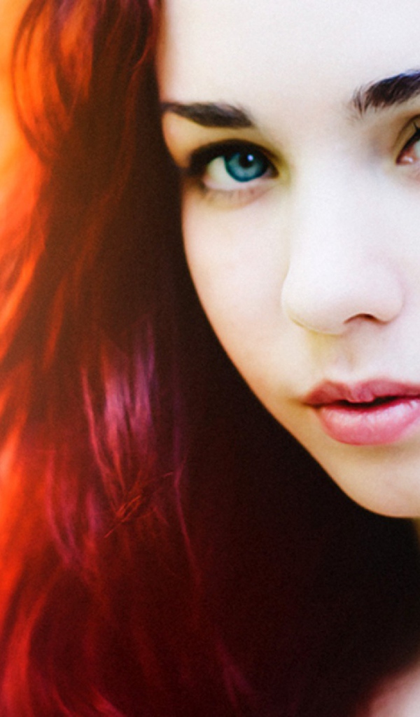 Рыжая девушка с голубыми глазами