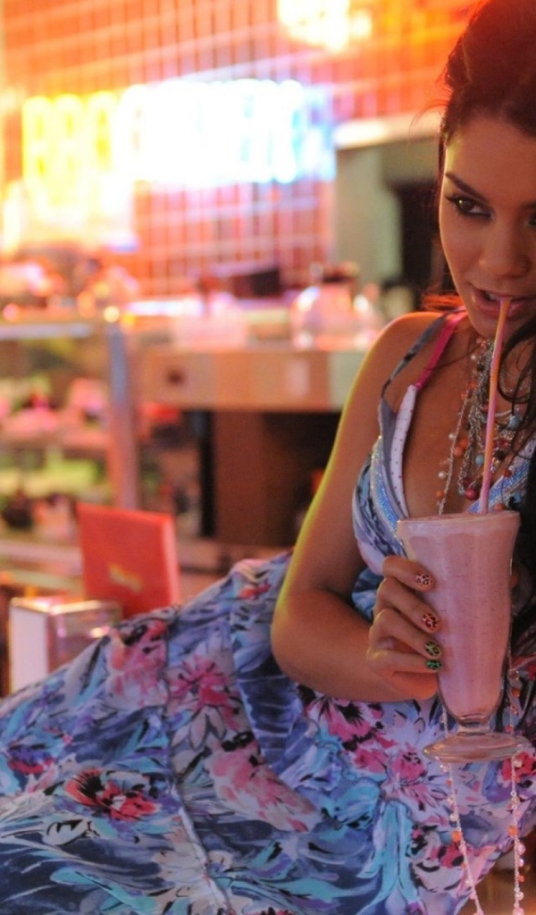 Ванесса пьет коктейль