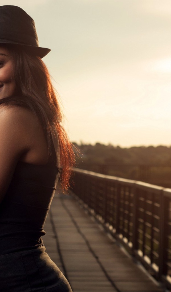 Черная девушка на мосту