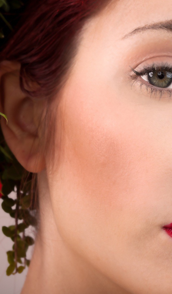 Сюсан с прической из цветов