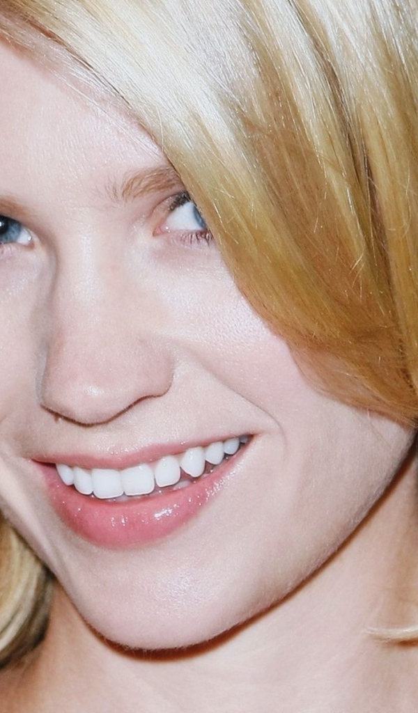 Блондинка Януари с голубыми глазами