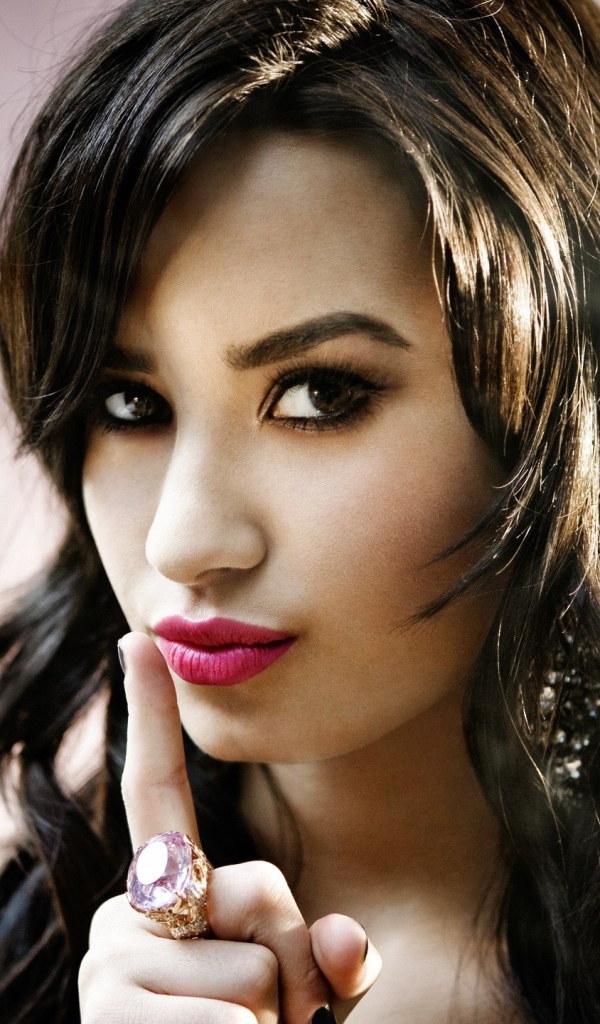 Деми грозит пальчиком