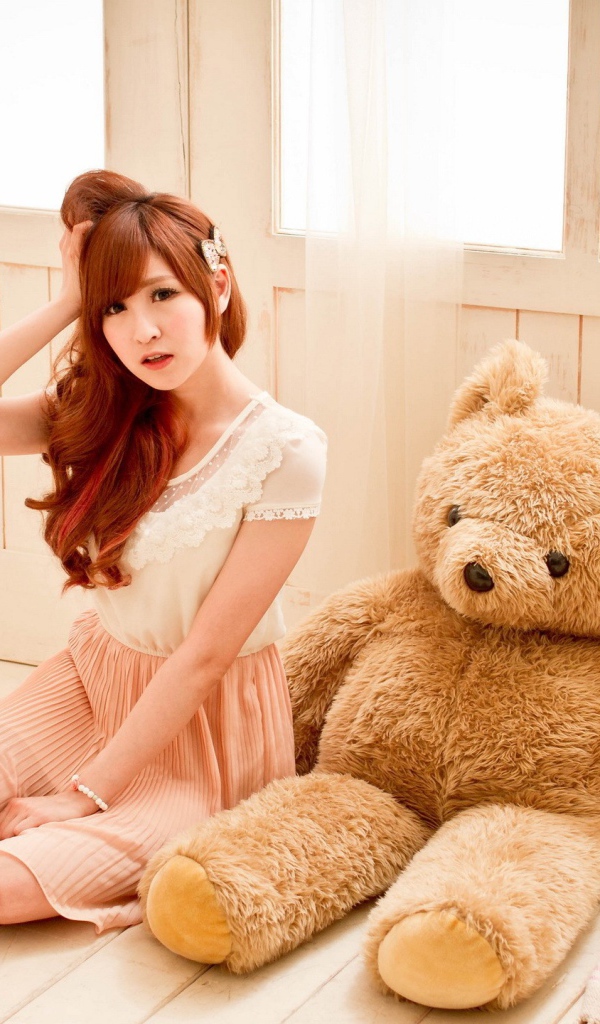 Девушка с большой мягкой игрушкой