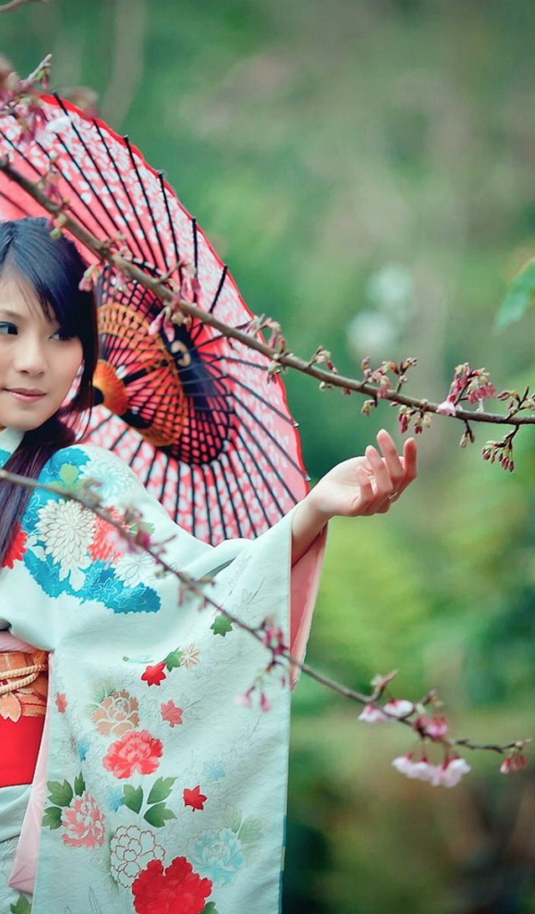 Японка в весеннем саду