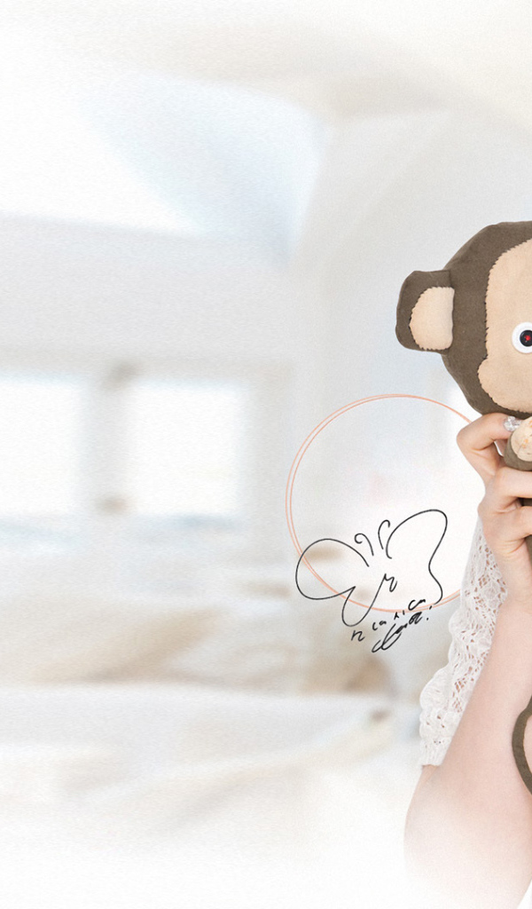 Корейская девушка с игрушкой