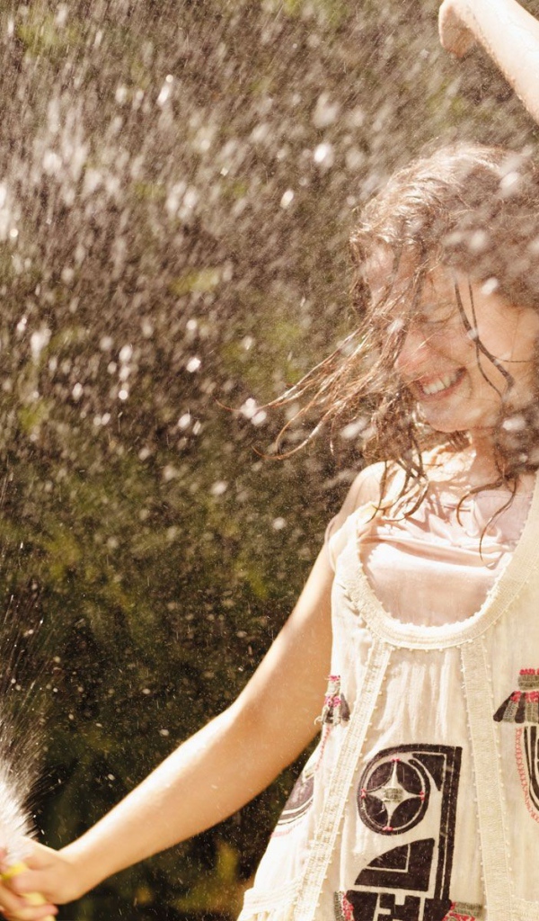 Испанская актриса в брызгах воды