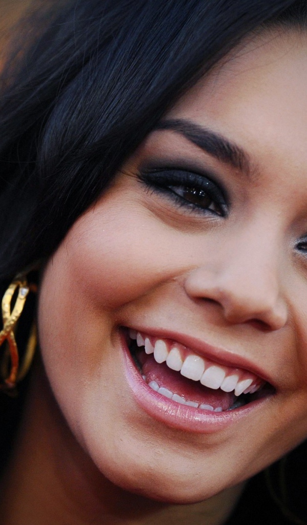 Актриса Ванесса смеется