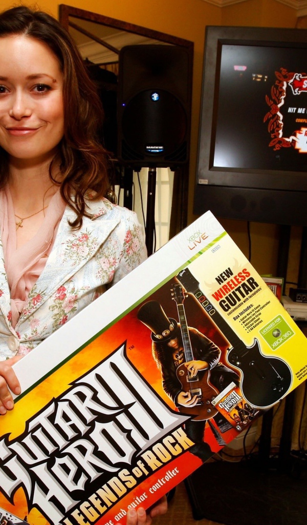 Актриса с рекламой гитары