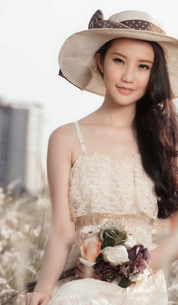 Азиатка в шляпе