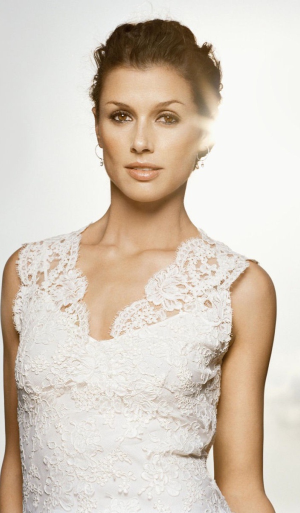 Бриджет в ажурном платье