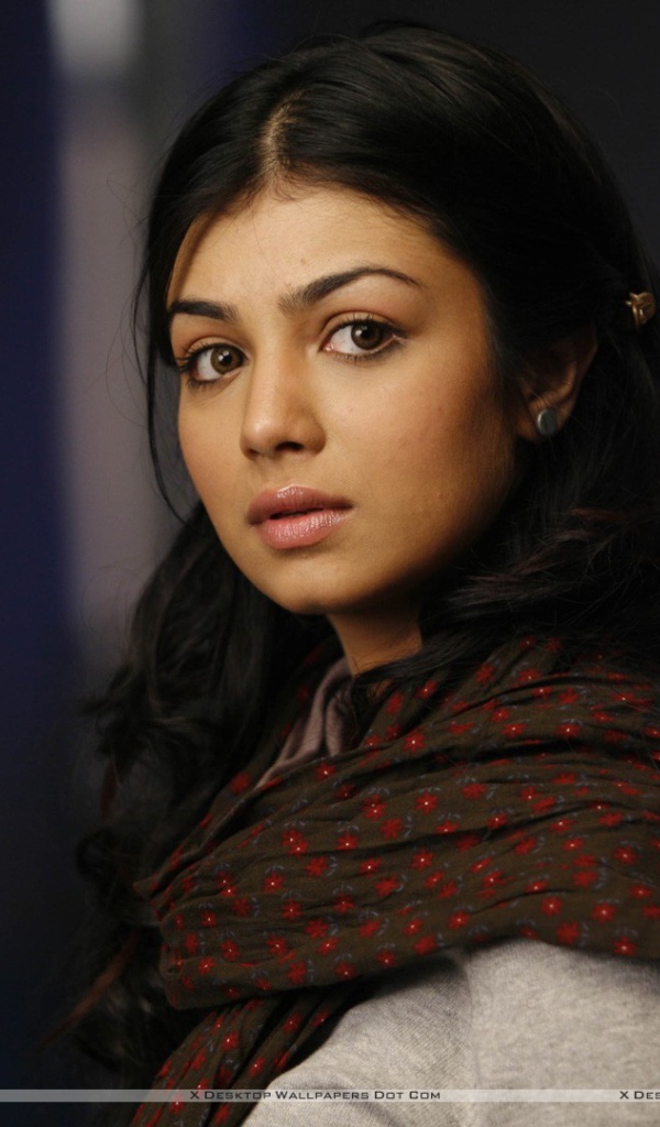 Брюнетка с черными глазами