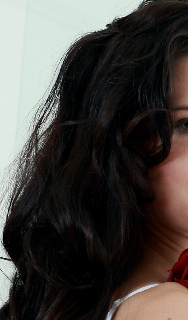 Брюнетка Жанна с розой