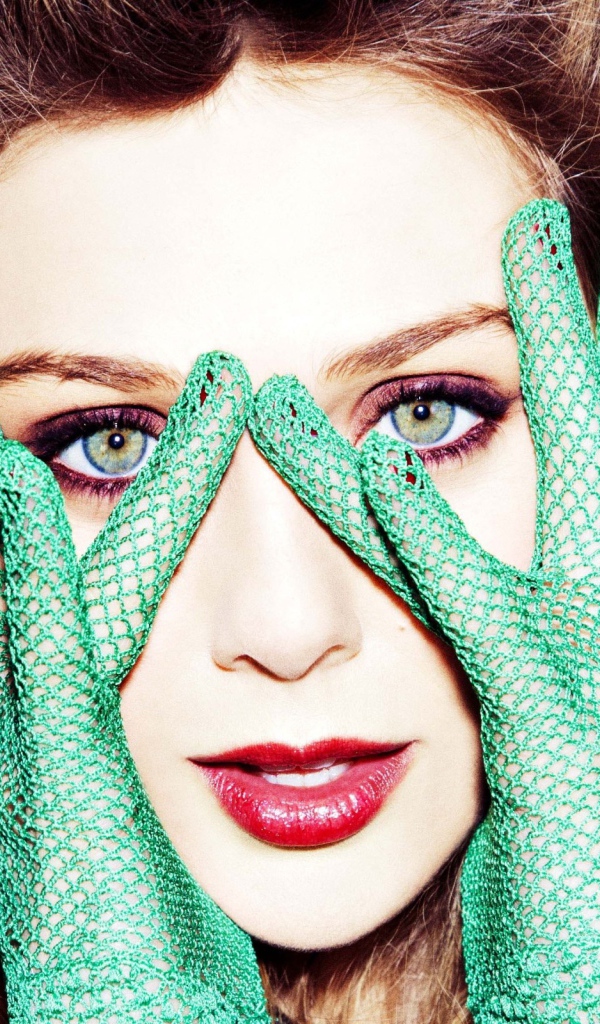 Элизабет Олсен в ажурных перчатках