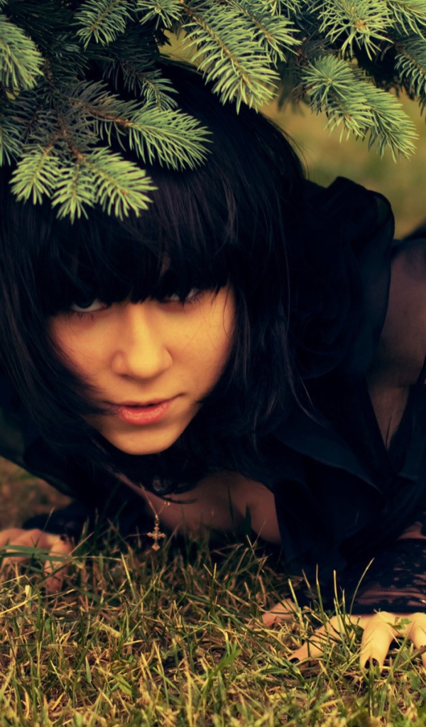 Девушка в черном платье на природе