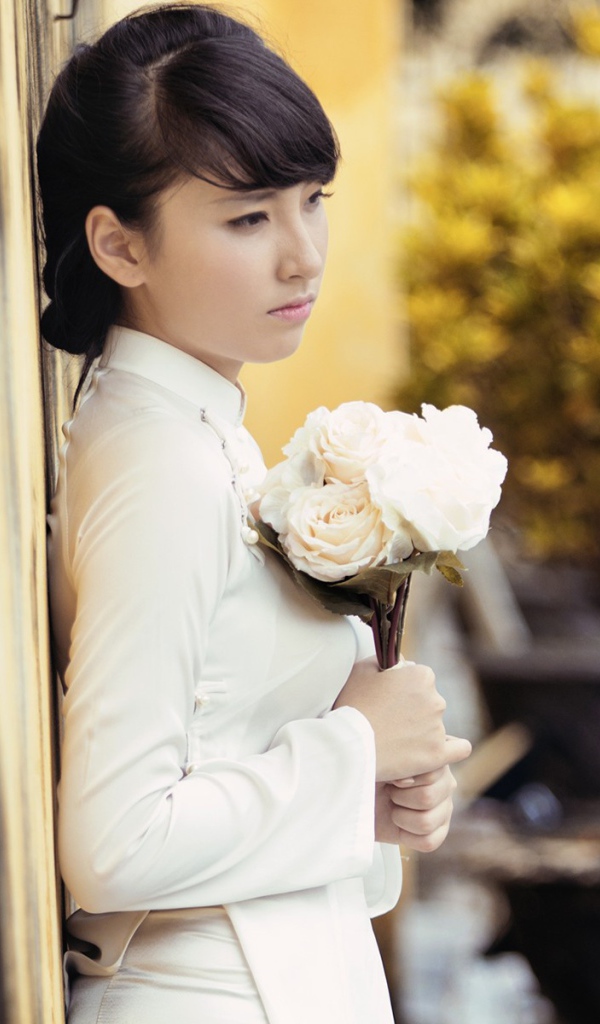 Девушка с букетом белых роз