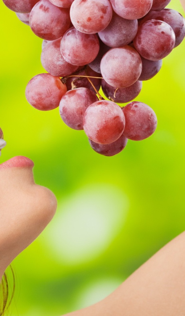 Девушка с красным виноградом