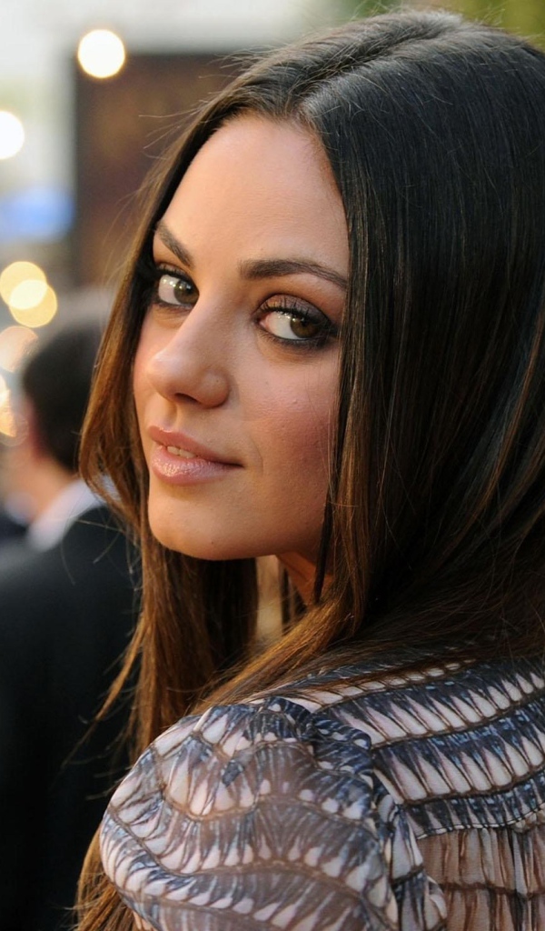 Мила Кунис обернулась