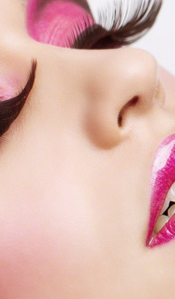 Розовый макияж