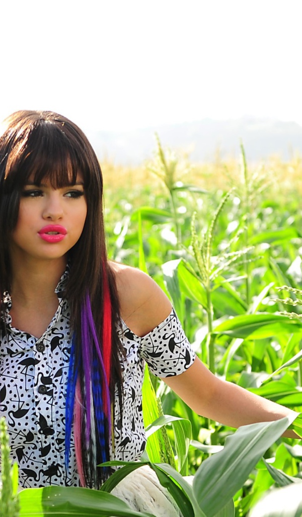 Селена Гомез в кукурузе