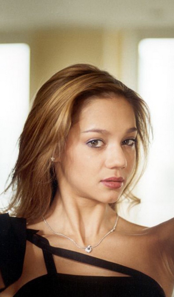 Девушка у стекла