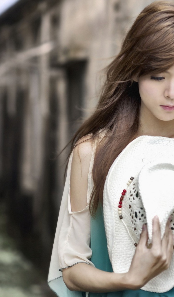 Девушка с белой шляпой