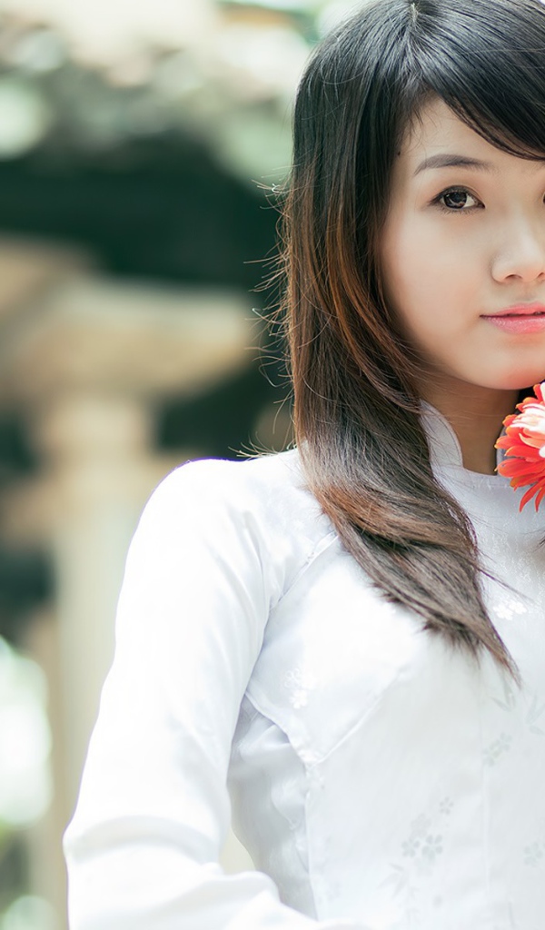 Вьетнамская девушка с цветами