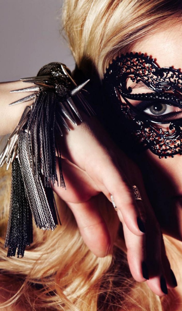 Женщина в черной маске