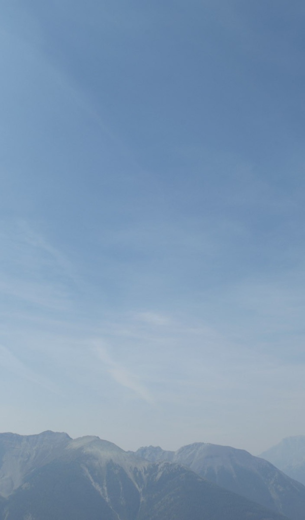 Женщина на вершине горы