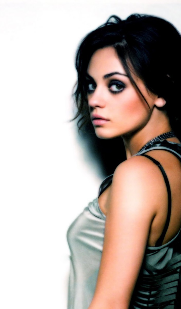 Красивая актриса Мила Кунис