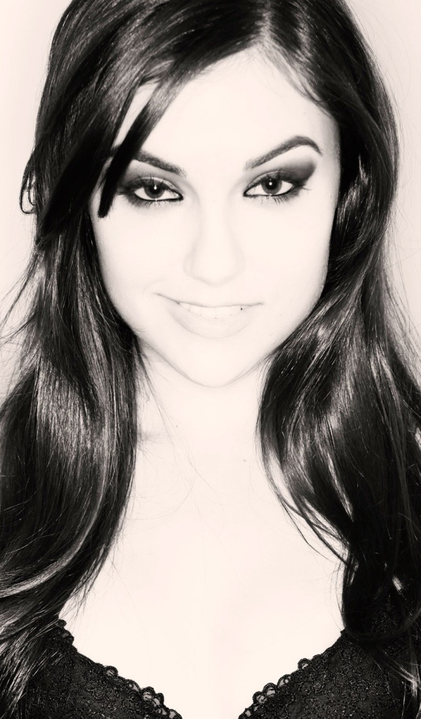 Черноволосая Саша Грей