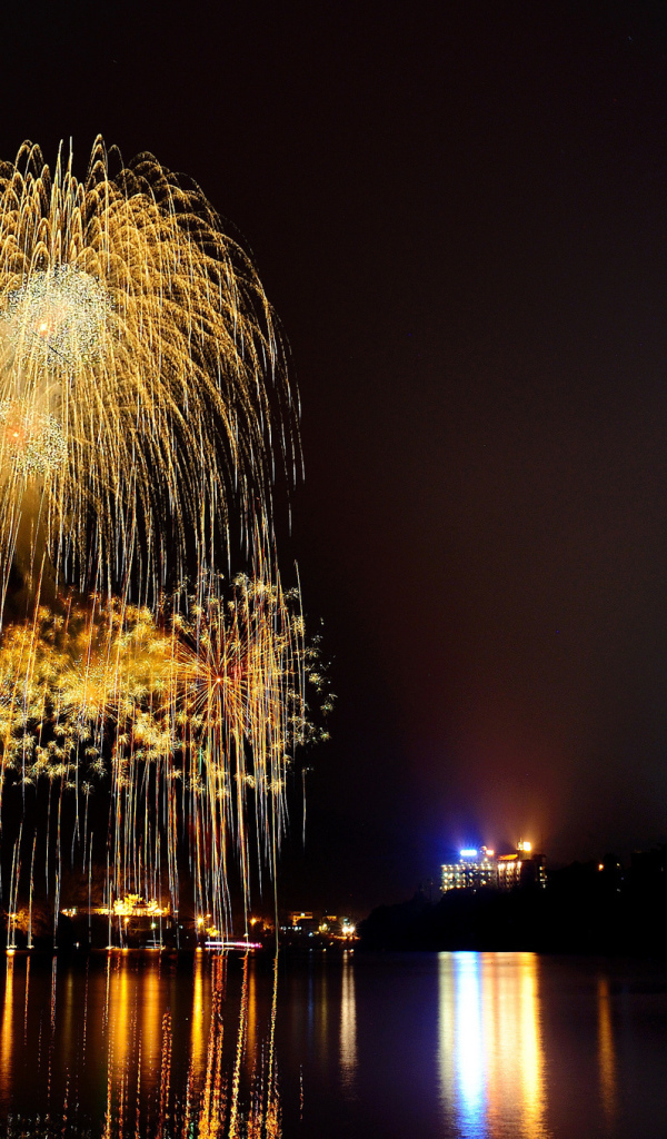 Праздничный фейерверк отражается в воде