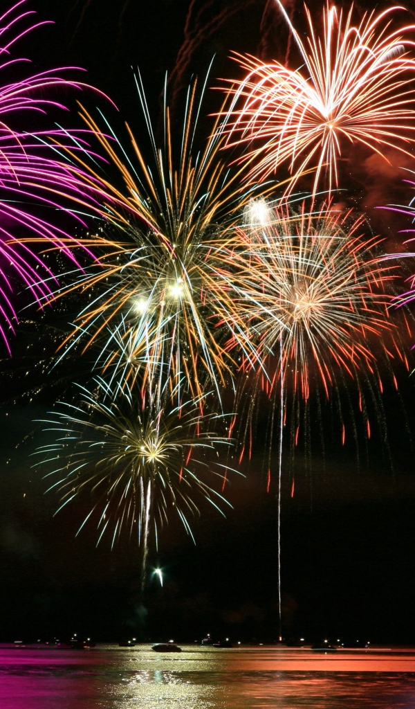 Фейерверк над водой