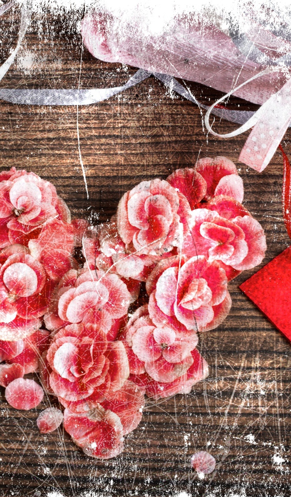 Сердечко из красных цветков