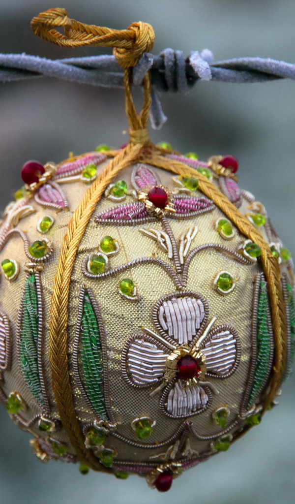 Мягкий шарик на колючей проволоке