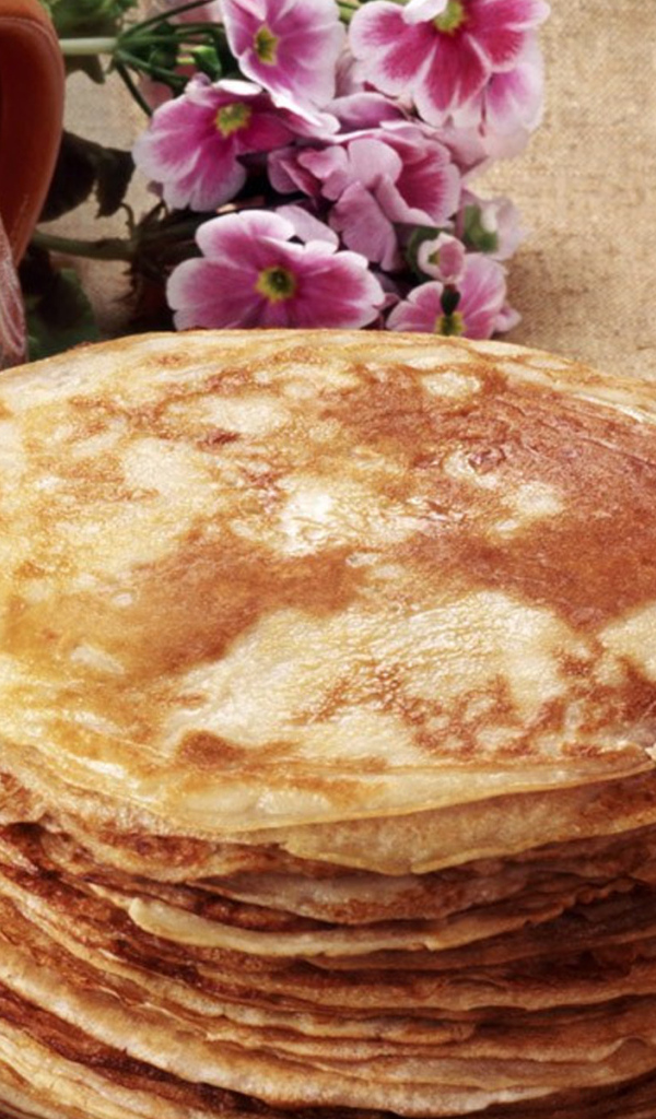 Блины со сметаной на Масленицу