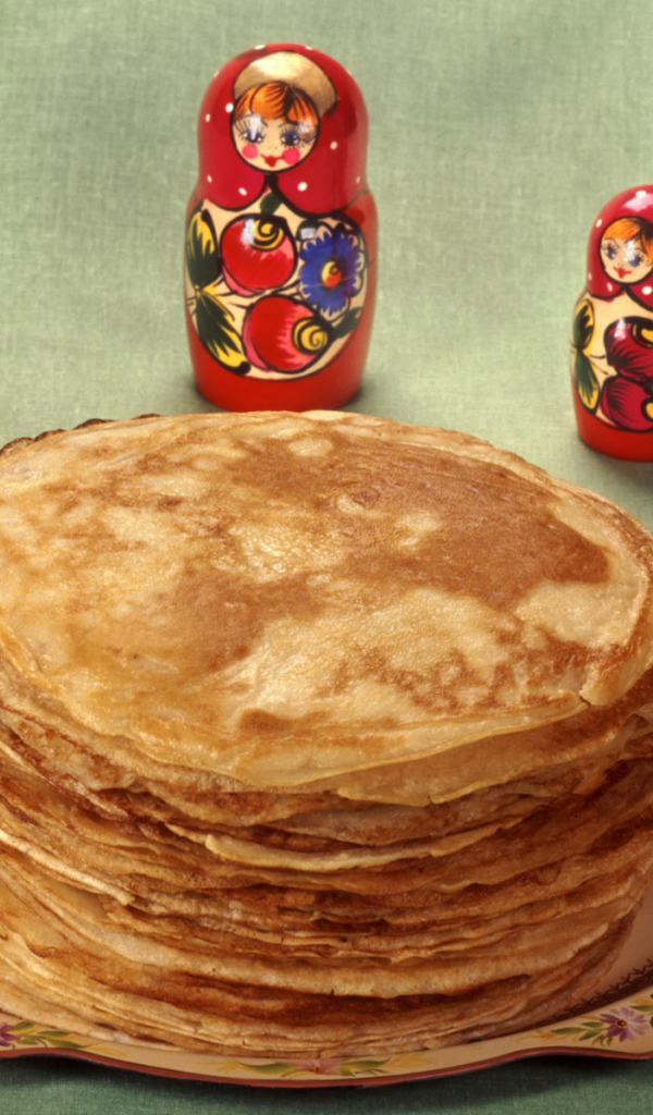 Матрешки и блины на Масленицу