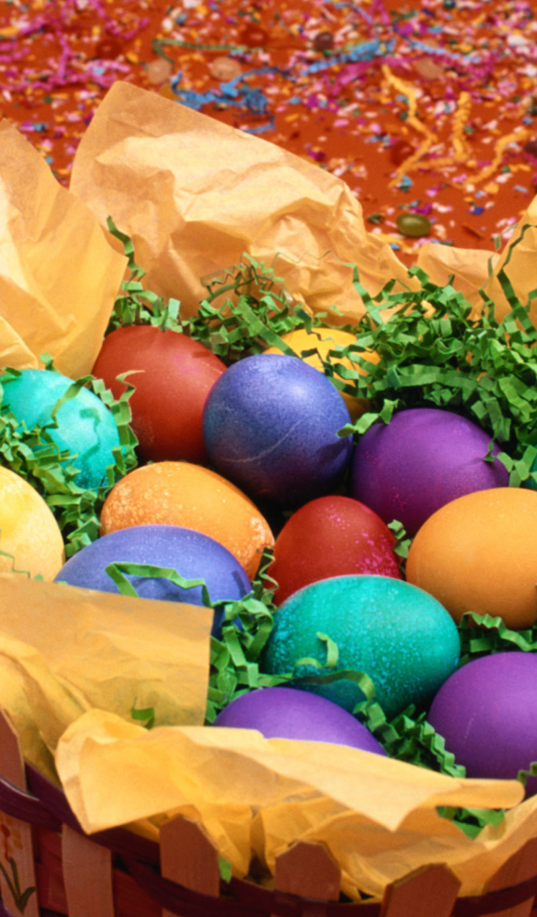 Корзина яиц среди конфети на Пасху