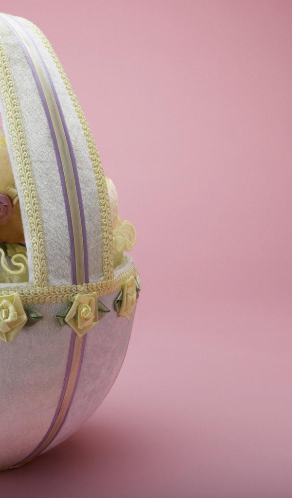 Корзина яиц на розовом фоне на Пасху