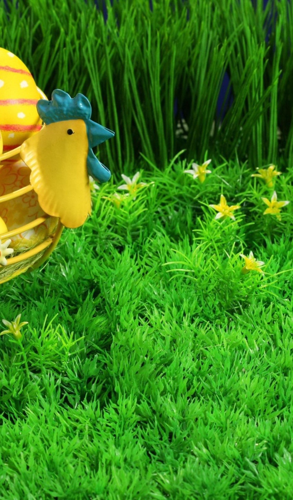 Корзина яиц на зеленой траве на Пасху