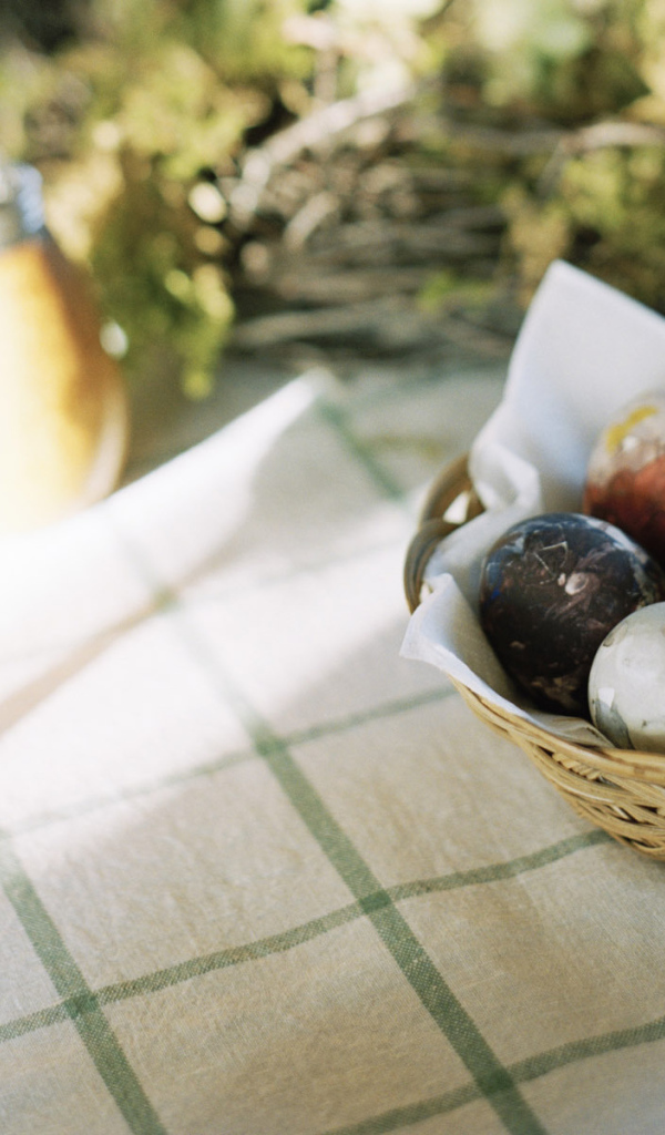 Корзина яиц на столе на Пасху