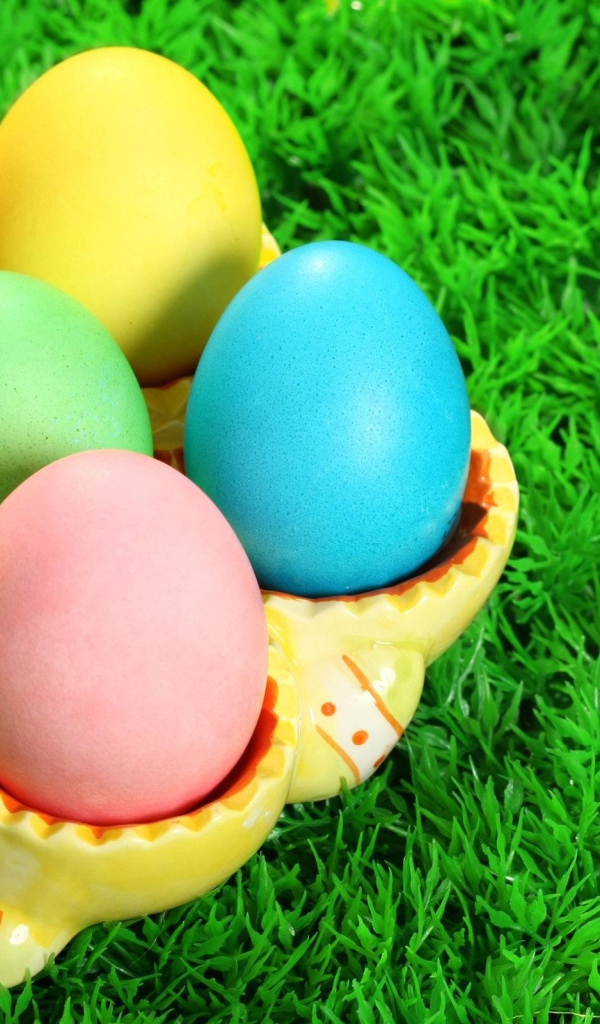 Разноцветные яйца на траве на Пасху