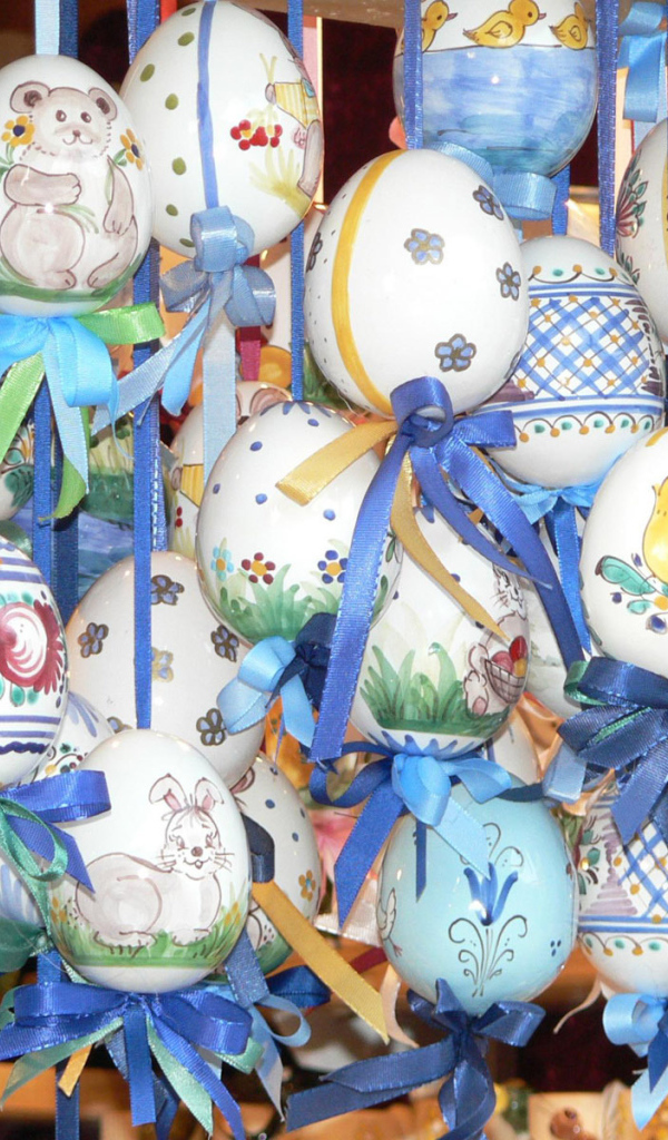 Яйца на веревочках на Пасху