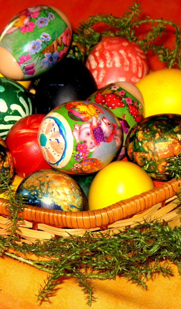 Яйца в корзине на Пасху