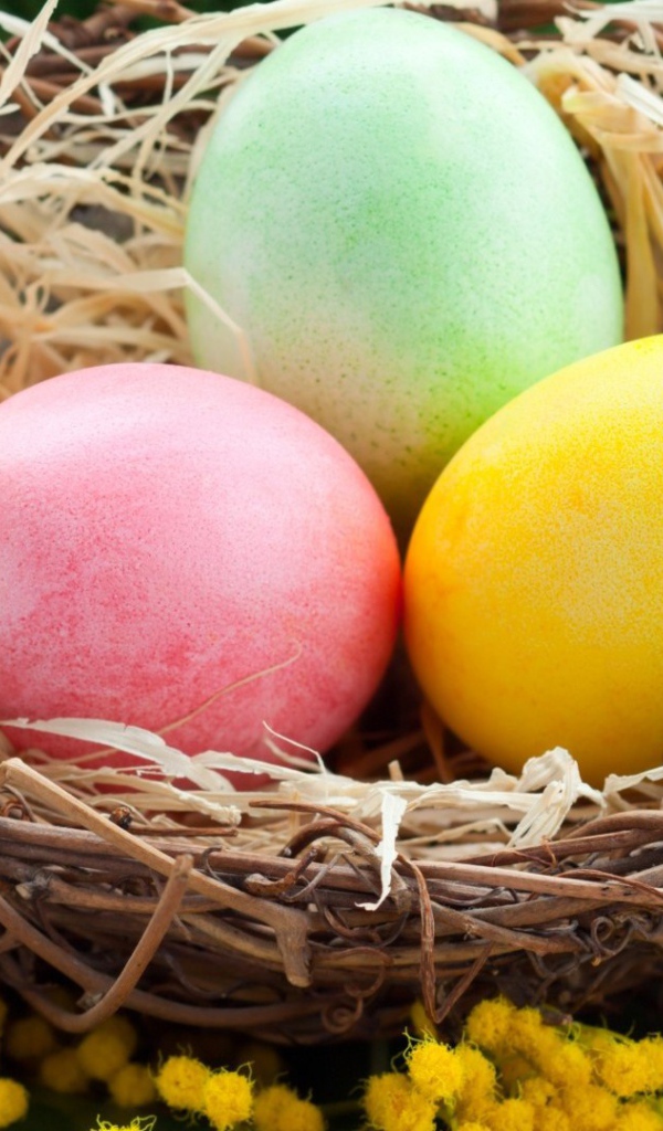 Яйца в плетеной тарелке на Пасху